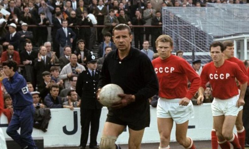 Tại sao Lev Yashin lại có biệt danh là “nhện đen”?